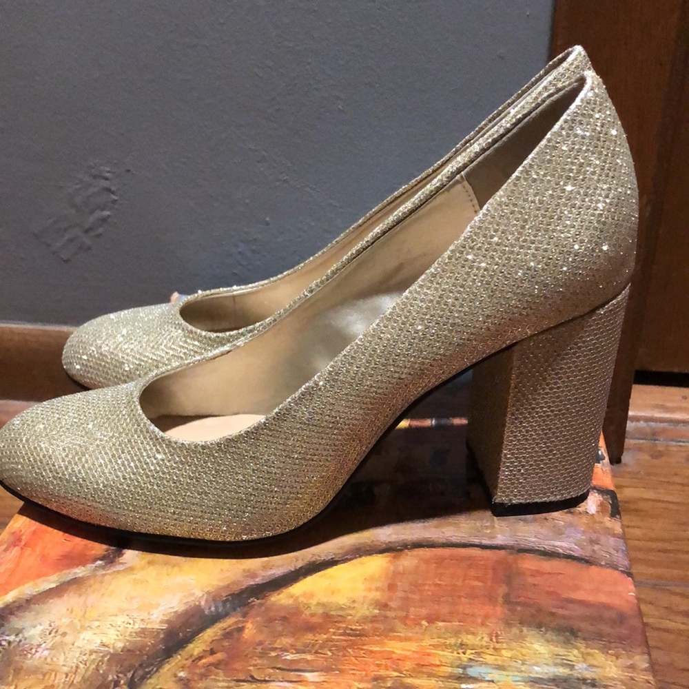 BRAND NEW WOMAN’S GOLD GLITTER BELLA VITA HIGH HEELS SIZE 7! NIB 🔥🔥🔥🔥🔥 - Picture 2 of 6